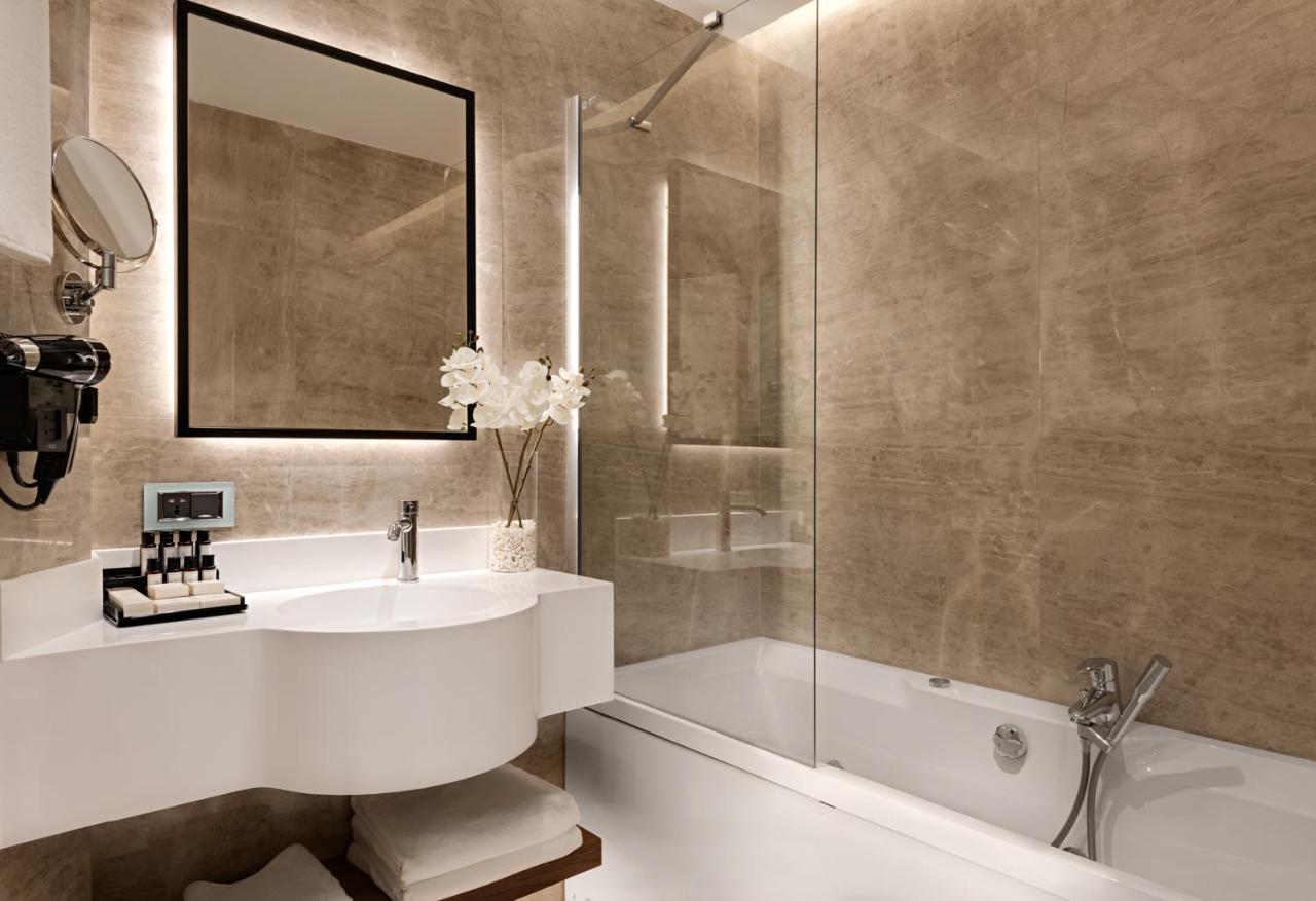 Gleam Collection Hotel Istambul Exterior foto A shower screen